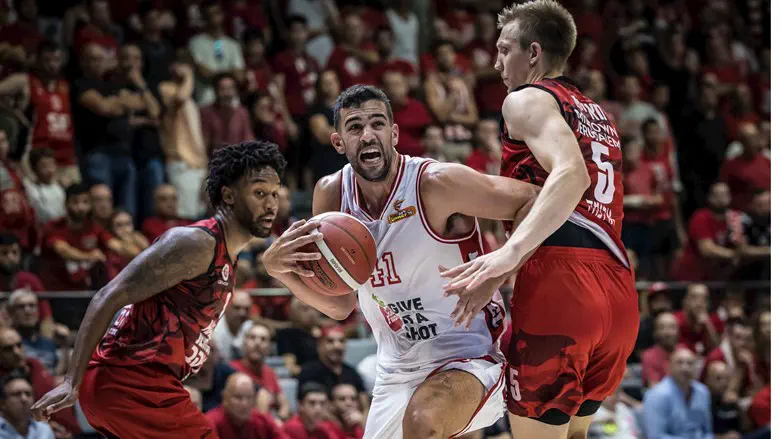 תומר גינת. קפטן הנבחרת נגד ממשלת ישראל