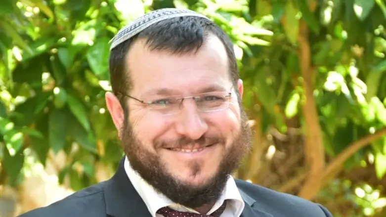 העבודה באיגוד רבני קהילות חשפה אותו לציבור המסורתי. הרב עמיחי אליהו