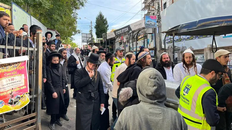 גופת המנוח מגיעה לקברו של רבי נחמן באומן