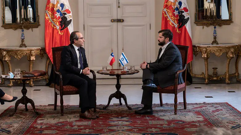 נשיא צ'ילה גבריאל בוריץ עם שגריר ישראל בצ'ילה גיל ארציאלי