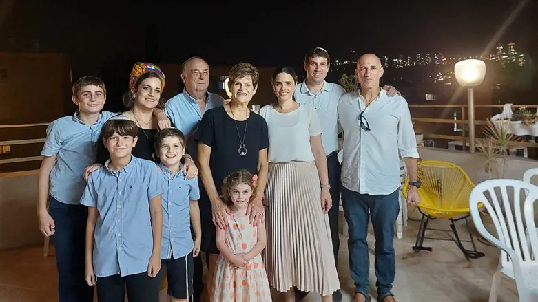 שקד ופורת עם משפחת גליקמן
