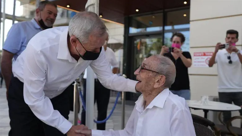 לחיות בכבוד