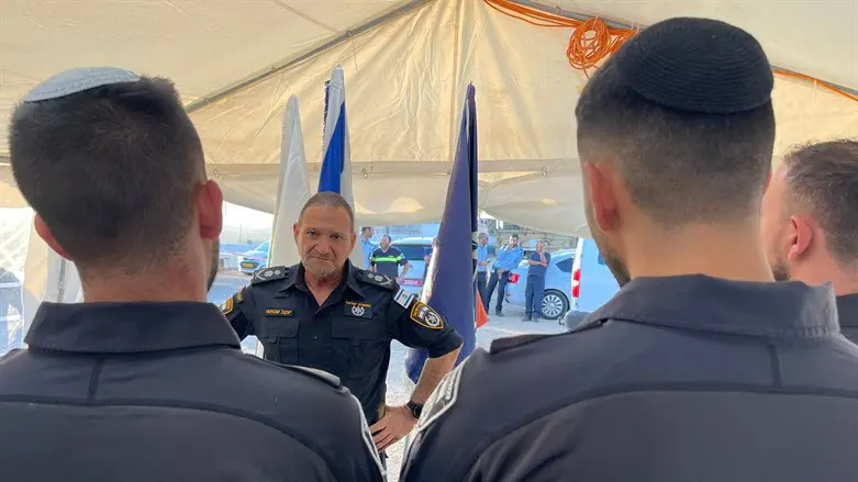 המפכ"ל עם השוטרים שסיכלו את הירי