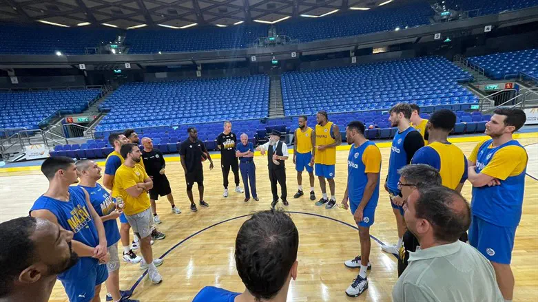 הרב גלויברמן הערב עם אנשי ושחקני מכבי 