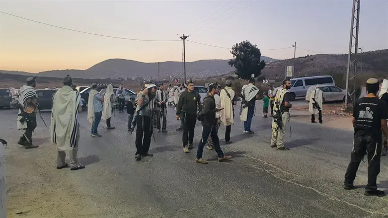 המתפללים חוסמים את אחת היציאות משכם