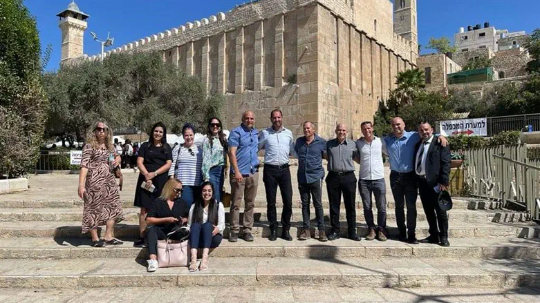 מנכ''ל משרד הפנים עם הצוות שלו ואליהו ליבמן ליד מערת המכפלה