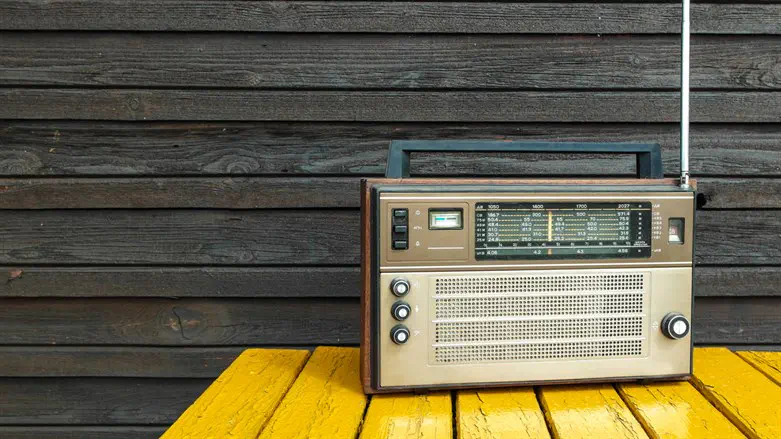 פעם אנשים לא העזו להמרות את פי הקריינית והאזינו לרדיו שעה ברצף אחרי החדשות. אילוסטרציה