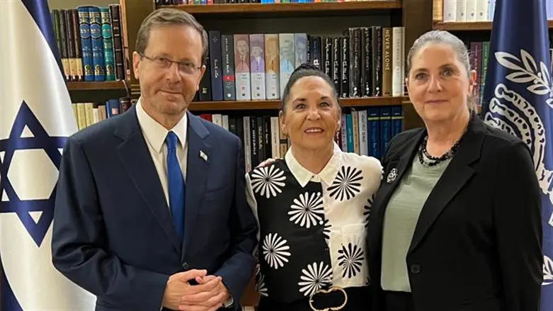 תמי שלח עם הנשיא ורעייתו