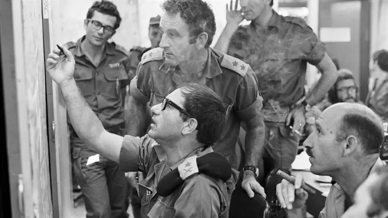 האלוף שמואל גונן (גורודיש) בתדריך