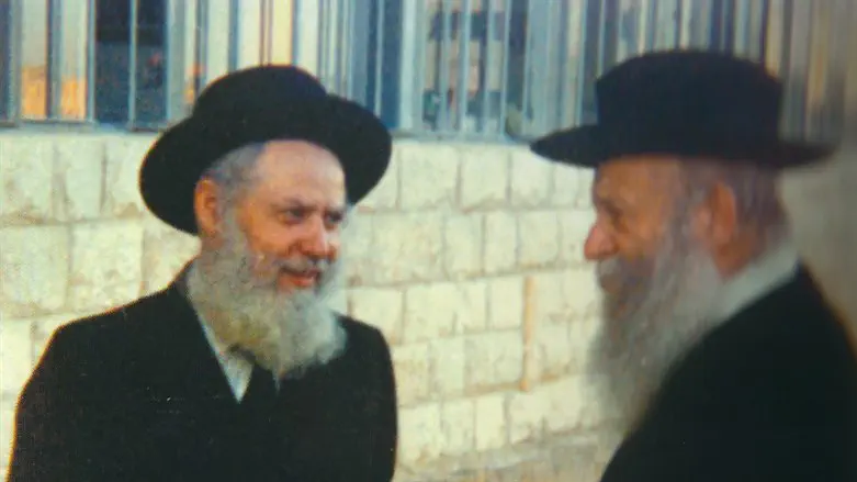 הרב צבי יהודה עם הרב שפירא בכניסה לישיבה