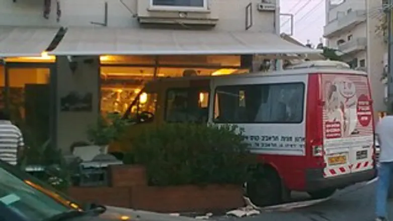 המיניבוס שנכנס בבית הקפה