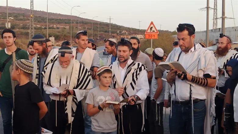 Молебен у въезда в Хувару