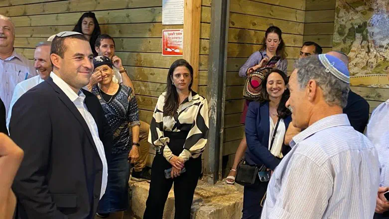 שקד וכלפון במהלך הסיור