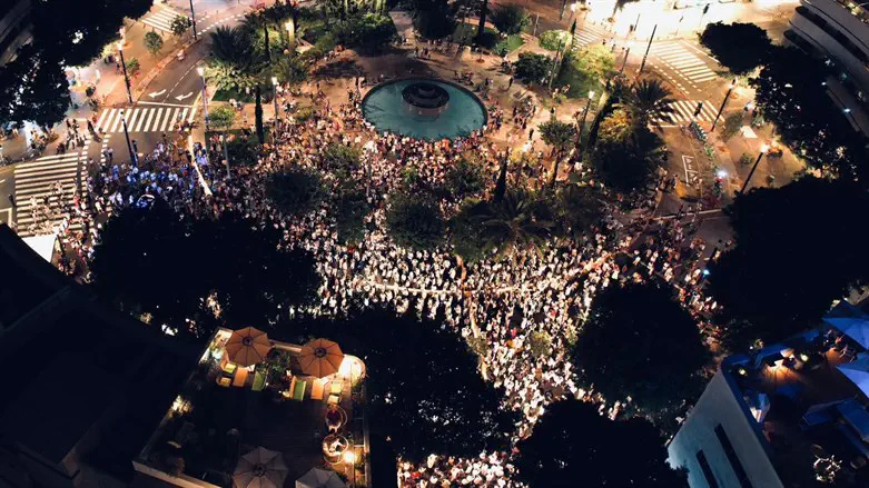 Yom Kippur service at Dizengoff Square
