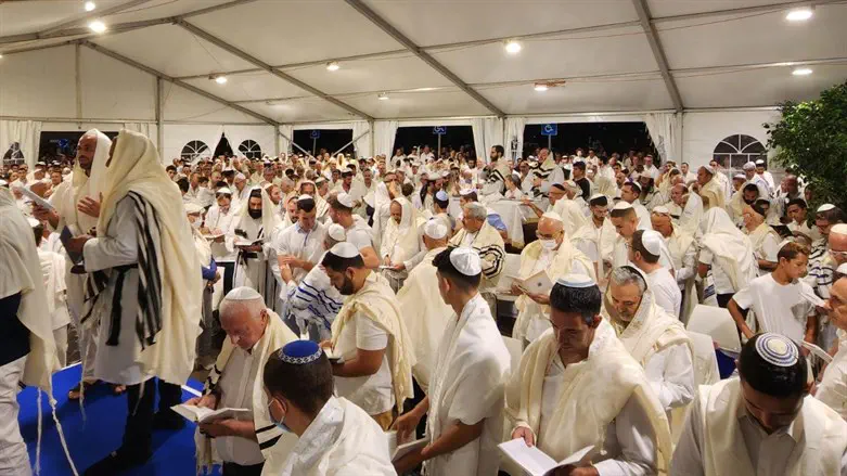 מתפללים בבית כנסת פתוח של חב"ד