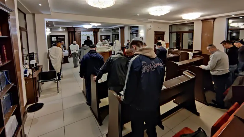 יהודים באחד מבתי הכנסת באוקראינה