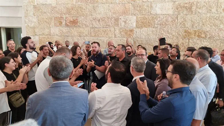 נציגי בל"ד יצאו מהדיון בעליון וזכו למחיאות כפיים מתומכי המפלגה