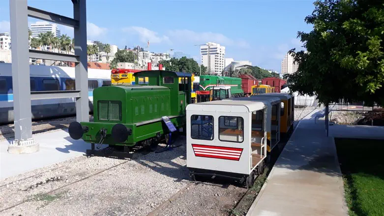 עשרות קרונות משוחזרים, משופצים ומקוריים במתחם המוזיאון