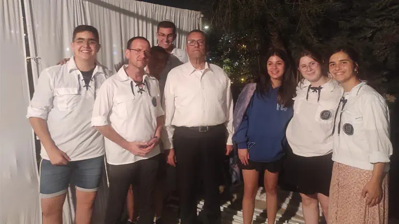 בונים סוכה ביחד