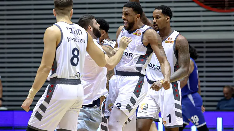 שחקני קריית אתא חוגגים ניצחון במחזור הפתיחה