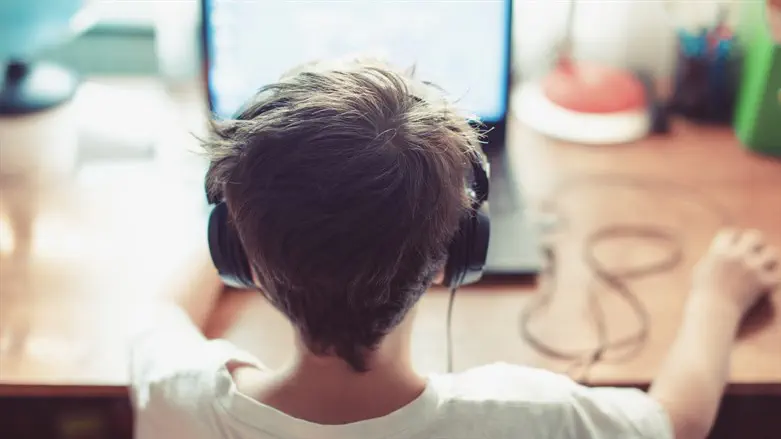 נער גולש באינטרנט