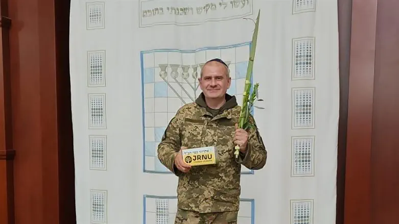 חייל אוקראיני עם ארבעת המינים