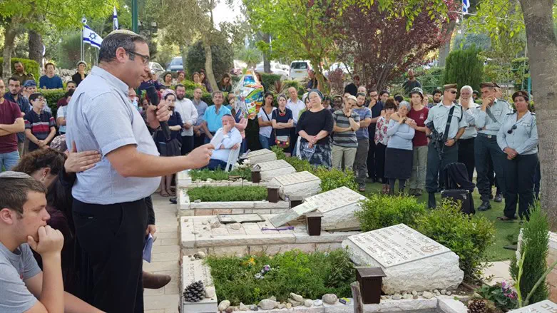 הרב טהרלב באזכרה לבנו