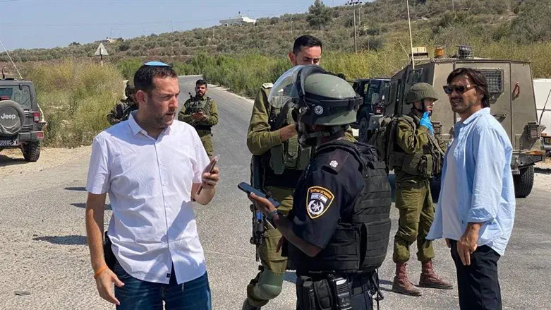 ראש המועצה דגן בזירת הפיגוע הירי ליד שבי שומרון, השבוע