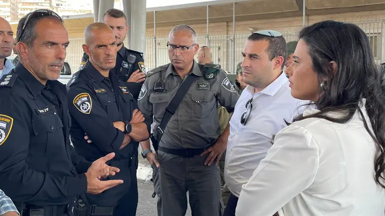 השרה שקד וח"כ כלפון במקום הפיגוע במחסום שועפאט