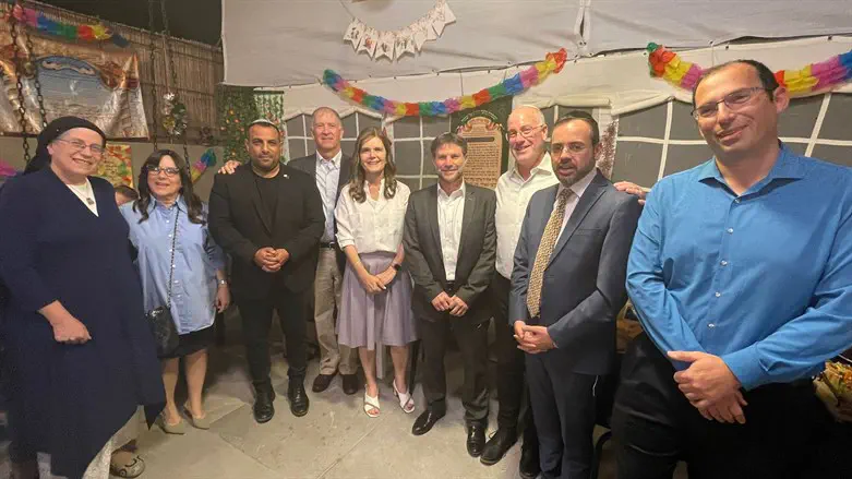 קארה ובוסו בסוכה של מיכל וולדיגר