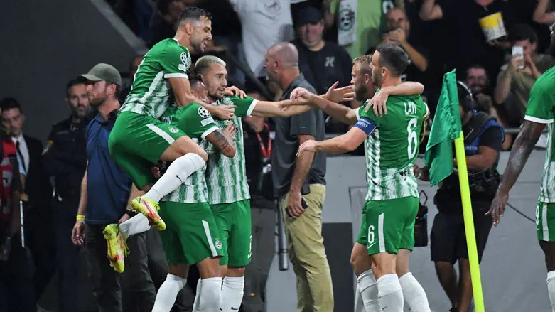 אצילי חוגג הערב צמד עם חבריו