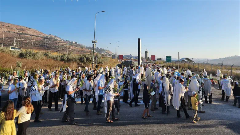 תפילת חג הסוכות בכניסה לשכם