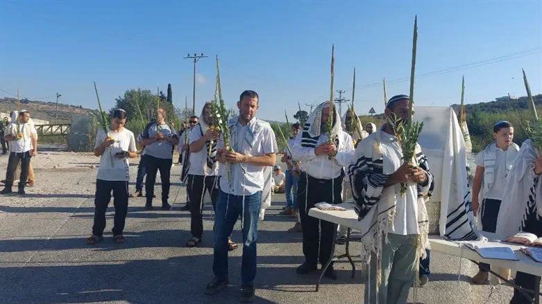 תפילה בזירת הפיגוע