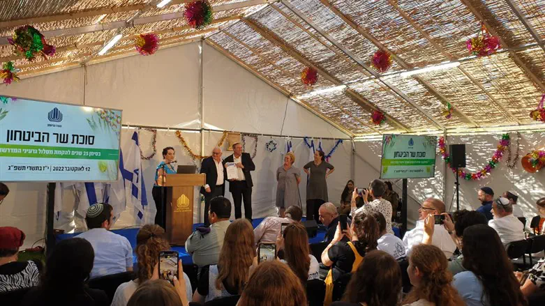 הבנות בסוכת סגה"ש שוסטר