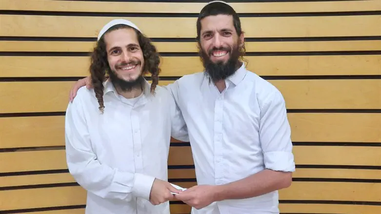 Betsalmo's Yehuda Puah presents one of the recipients with prize