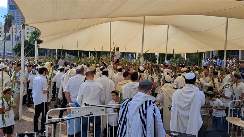 תפילת שחרית חגיגית ברחבת מוזיאון תל אביב