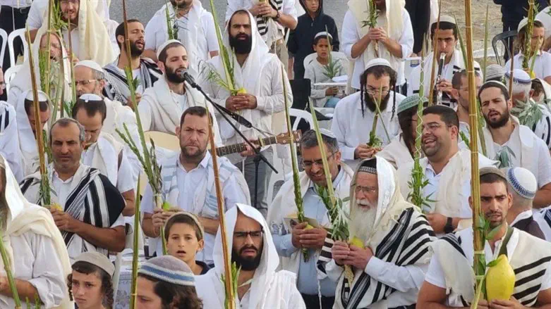 Массовый молебен на въезде в Шхем