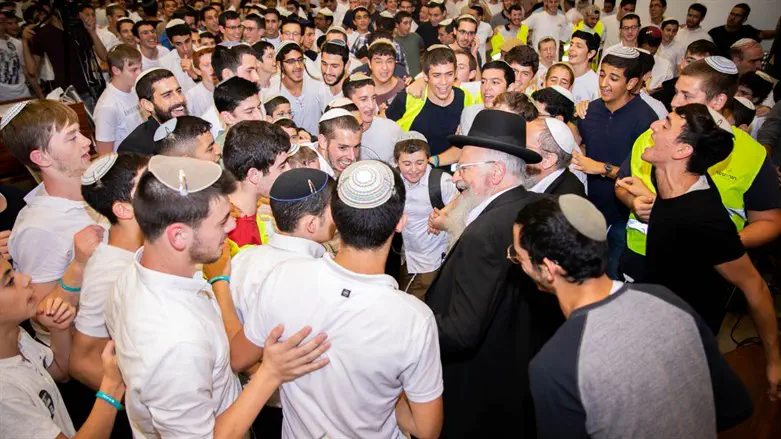 הרב שמואל אליהו רוקד עם בני הנוער