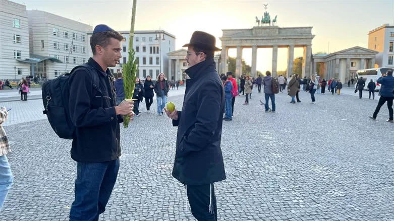 נטילת לולב בשער הניצחון בברלין