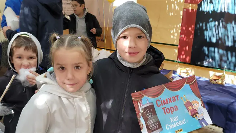 ילדים באוקראינה עם הדגל לשמחת תורה