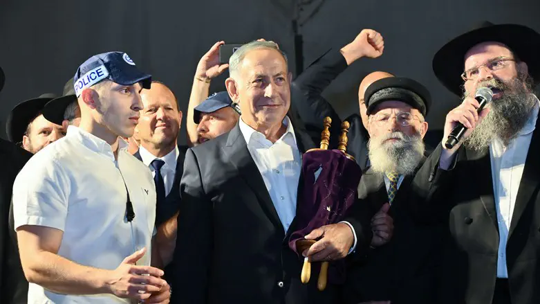 בנימין נתניהו בהקפות שניות בכפר חב"ד