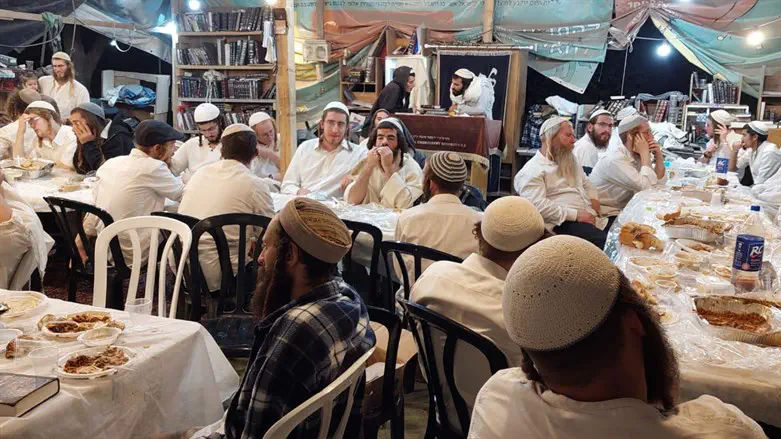 מוצאי שמחת תורה בחומש