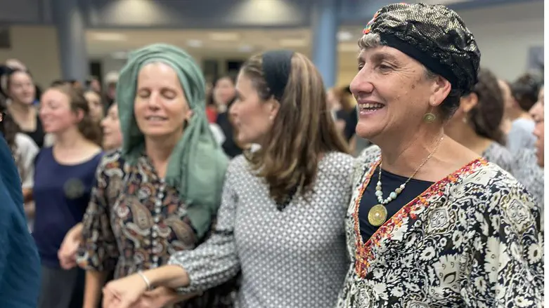 שולי מועלם ח"כ מיכל וולדיגר והרבנית נטע לדנברג ראש מדרשת מתת בהקפות במגדל עוז