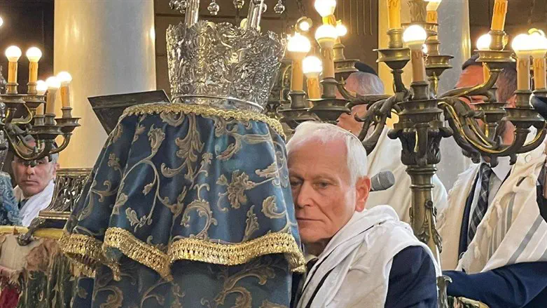 הכנסת ספר התורה ברומא