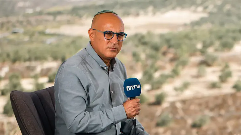 יגאל דילמוני בחומש