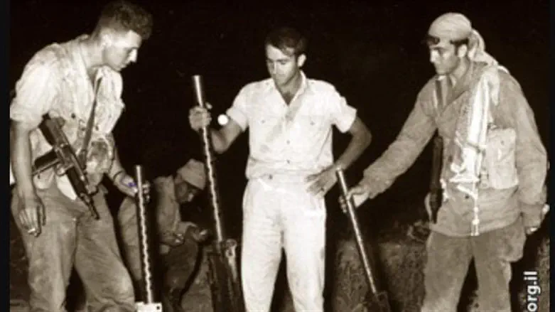 מימין שאול חלפון