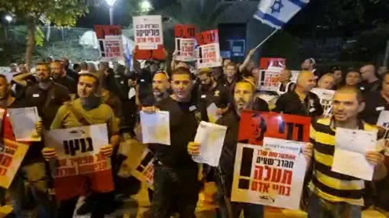 Демонстрация бойцов РАВШАЦ у дома Бени Ганца