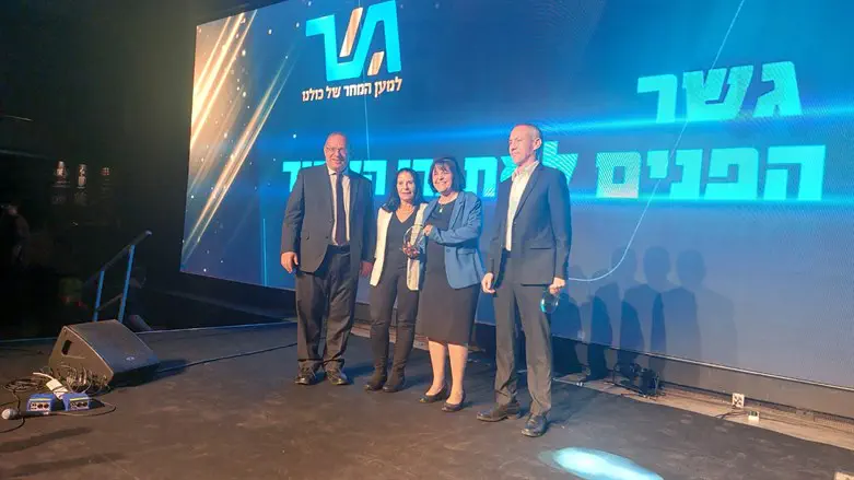 עליזה בלוך באירוע של גשר