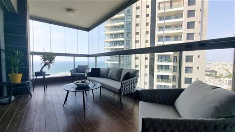 סגירת מרפסת בזכוכית