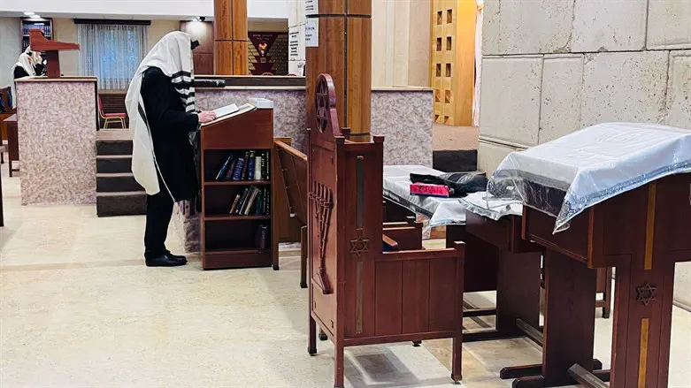 הרב ברל לזר בתפילה